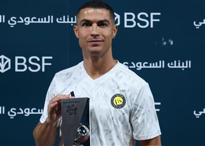Cortar pela esquerda cria uma onda mundial! Cristiano Ronaldo recebe o troféu de Gol da Semana da Liga de Futebol da Arábia Saudita antes do jogo