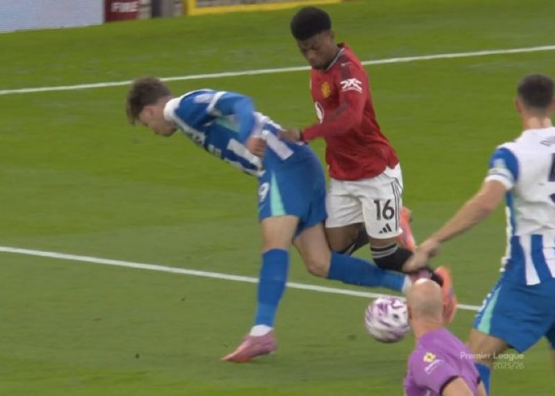 A explicação oficial da Premier League foi que Amad foi derrubado na zona dos três segundos e nenhum pênalti foi marcado: De Kuyepé tocou primeiro na bola