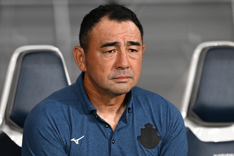 Repórter: O técnico do Nagoya, Kenta Hasegawa, é suspeito de bullying e pediu à Associação Japonesa de Futebol que interviesse no assunto