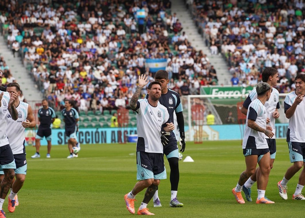 Extremamente popular! 20.000 torcedores assistem ao treino da seleção argentina, a mídia argentina prevê que Messi será titular