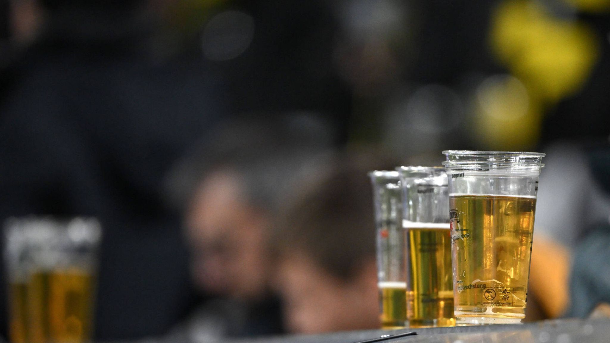 De Sky: O estádio do Dortmund está quase cheio, com as vendas médias de cerveja atingindo centenas de milhares de euros