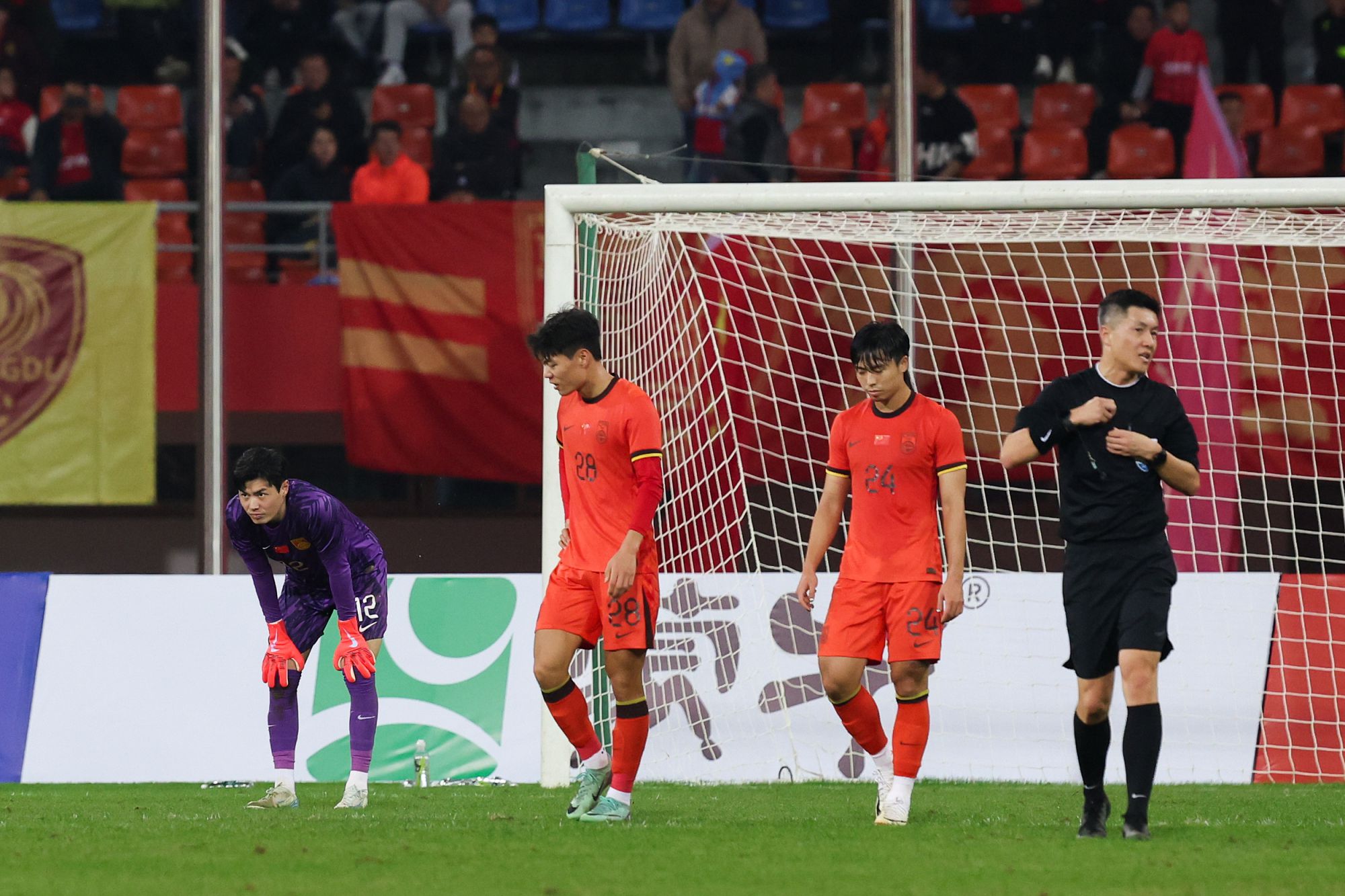 Discussão acalorada sobre a derrota da seleção sub-22 de futebol para o Vietnã: Shao Jia, que está assistindo ao jogo, provavelmente está acostumado a ser repreendido.