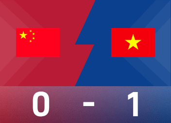 Reportagem da partida da Copa Panda: O zagueiro cometeu erros consecutivos ao dar presentes, e a seleção sub-22 de futebol teve um péssimo começo com o Vietnã por 0-1