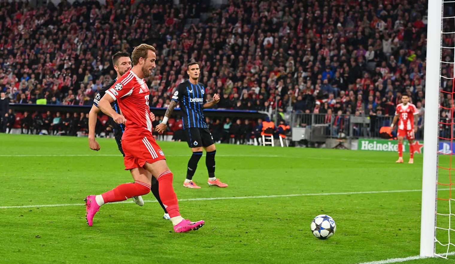 Oficial: Kane foi eleito o Jogador do Mês do Bayern em outubro, e a estrela em ascensão Karl marcou o melhor gol