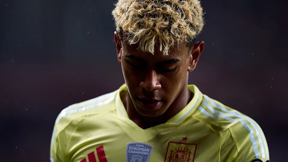 Oficial espanhol: Yamal não se comunicou com o médico da seleção e foi submetido a uma cirurgia, e se retirará da atual seleção