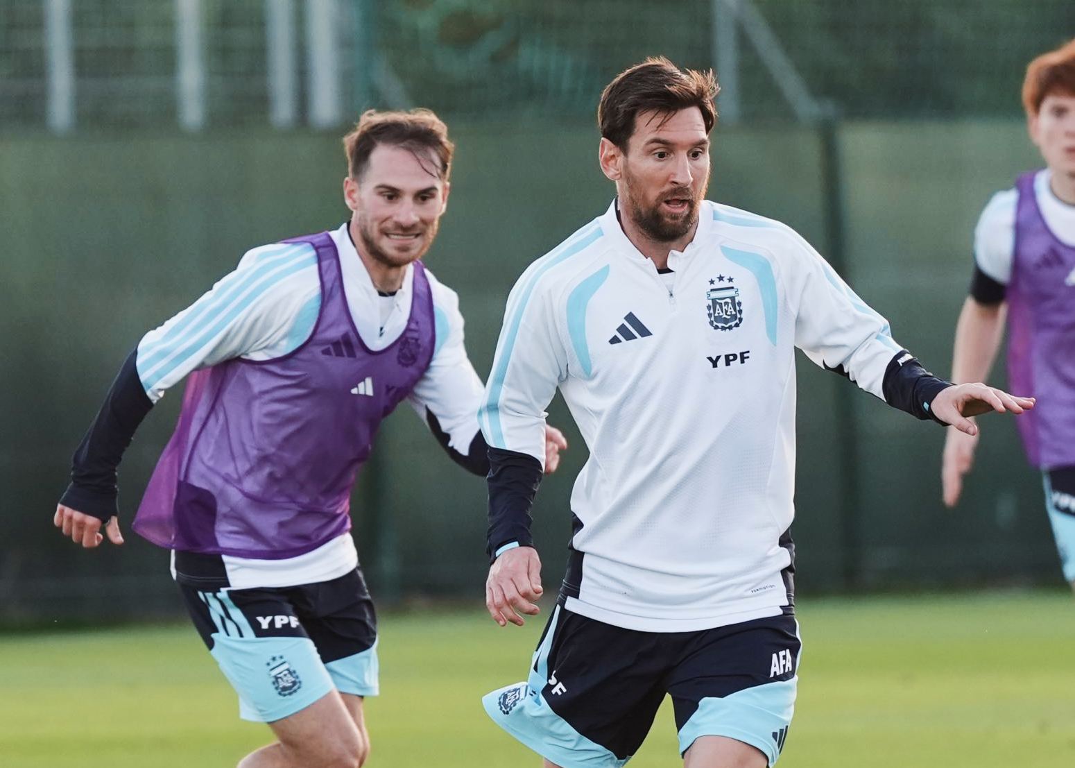 O tweet oficial do Liverpool postou uma foto do treino da seleção do Macca, e Messi foi ridicularizado pelos torcedores por estar na foto