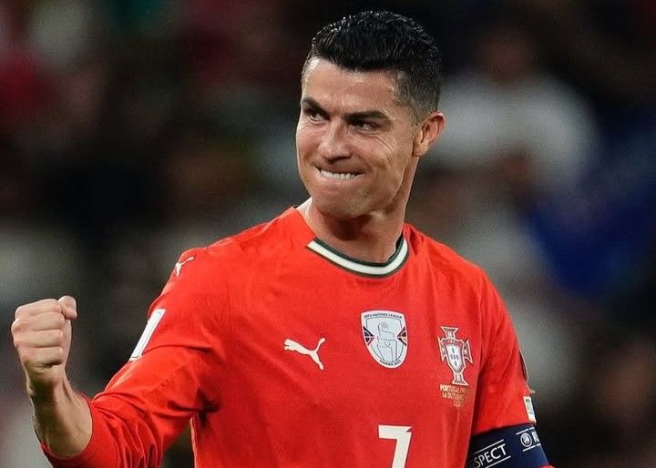 Ausente deste jogo por suspensão! Cristiano Ronaldo publicou uma mensagem nas redes sociais para torcer pelos companheiros: uni-vos e lutamos por Portugal