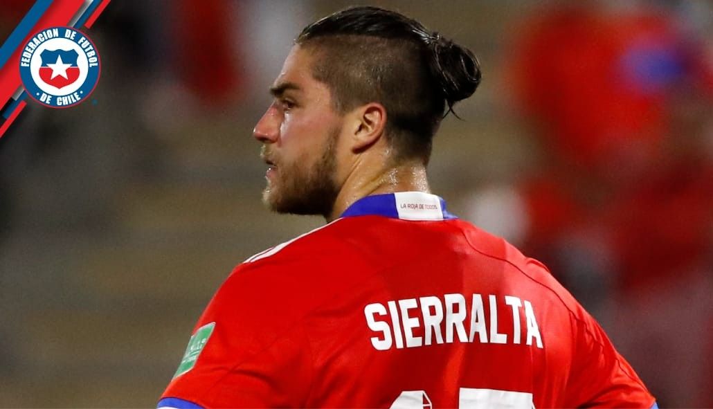 Oficial chileno: O zagueiro Siralta sofreu uma lesão muscular e perdeu a partida contra o Peru