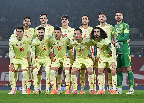 Em confronto direto na próxima rodada, a Espanha avançará para a Copa do Mundo sem perder 7 gols para o Türkiye.