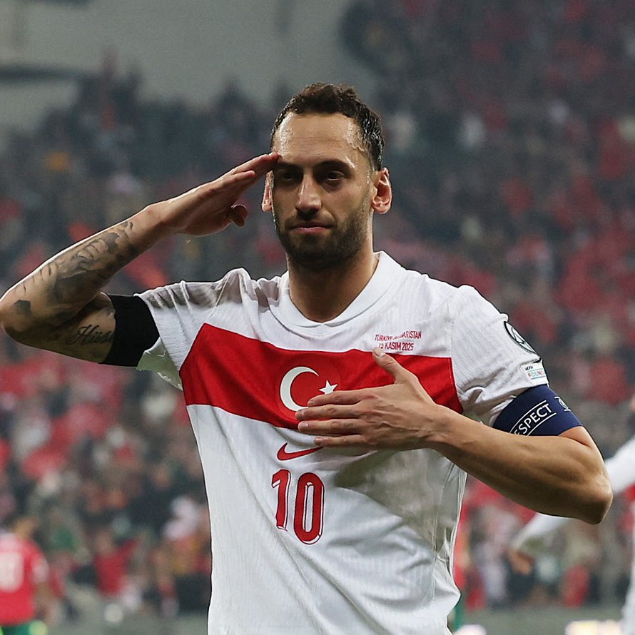 Mestre dos Doze Códigos! O capitão do Türkiye, Calhanoglu, acertou 35 dos 38 pênaltis para 12 jardas nos últimos 8 anos