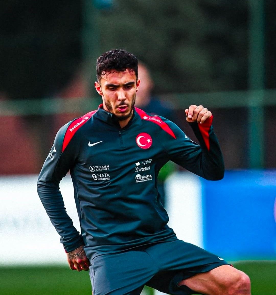 Oficial da equipe Türkiye: O zagueiro Hantopcu deixou a equipe devido a uma lesão no tendão da coxa e perderá os jogos restantes