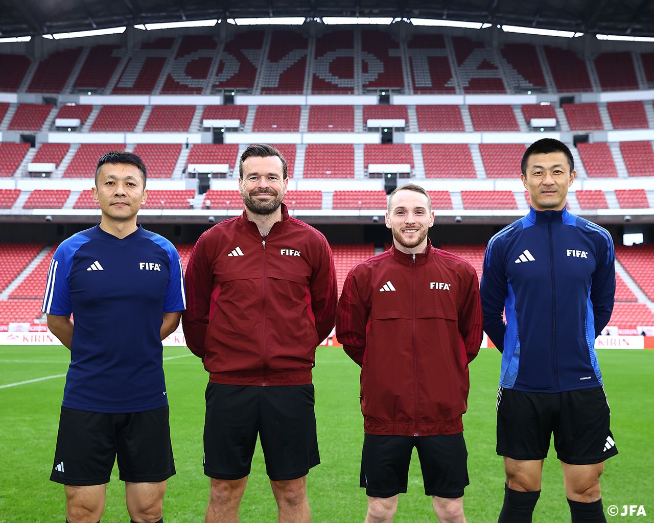 Oficial: Fu Ming atua como quarto árbitro no Japão x Gana, e Mazi atua como árbitro assistente.